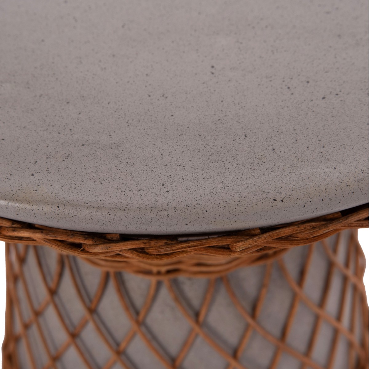 ΒΟΗΘΗΤΙΚΟ ΤΡΑΠΕΖΙ ΣΤΡΟΓΓΥΛΟ DELIA HM18167.03 FIBER CEMENT ΓΚΡΙ & RATTAN Φ40x45Υεκ